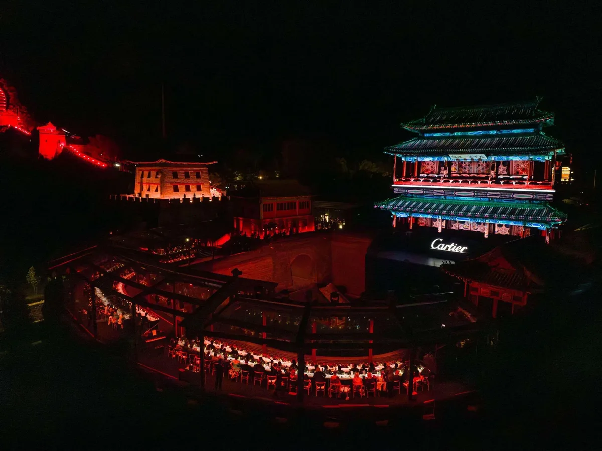 夜晚红光点亮的中式古建筑实景演出