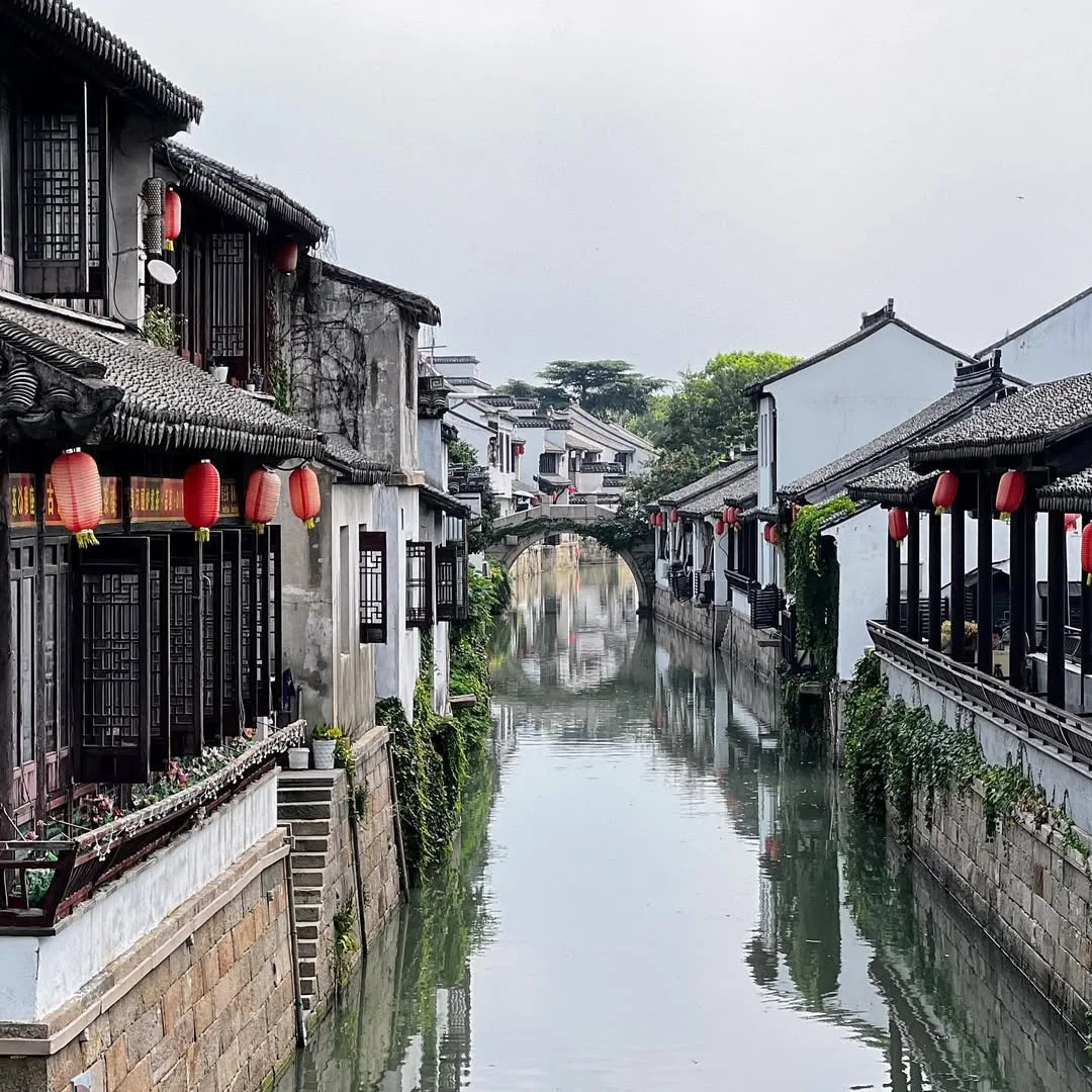 江南水乡古镇的运河与白墙黑瓦民居