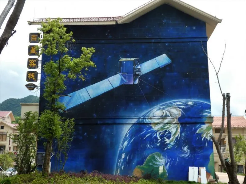 客栈墙上的卫星与地球太空主题壁画