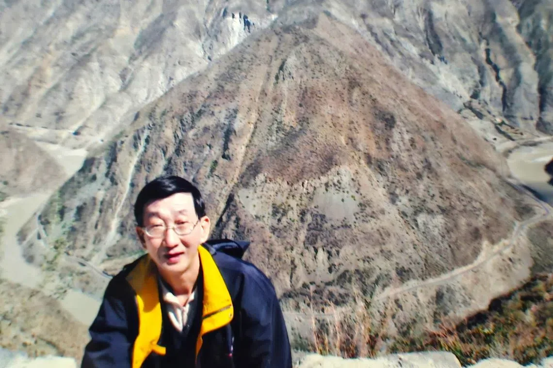 旅游作者邹文学在云南山间留影