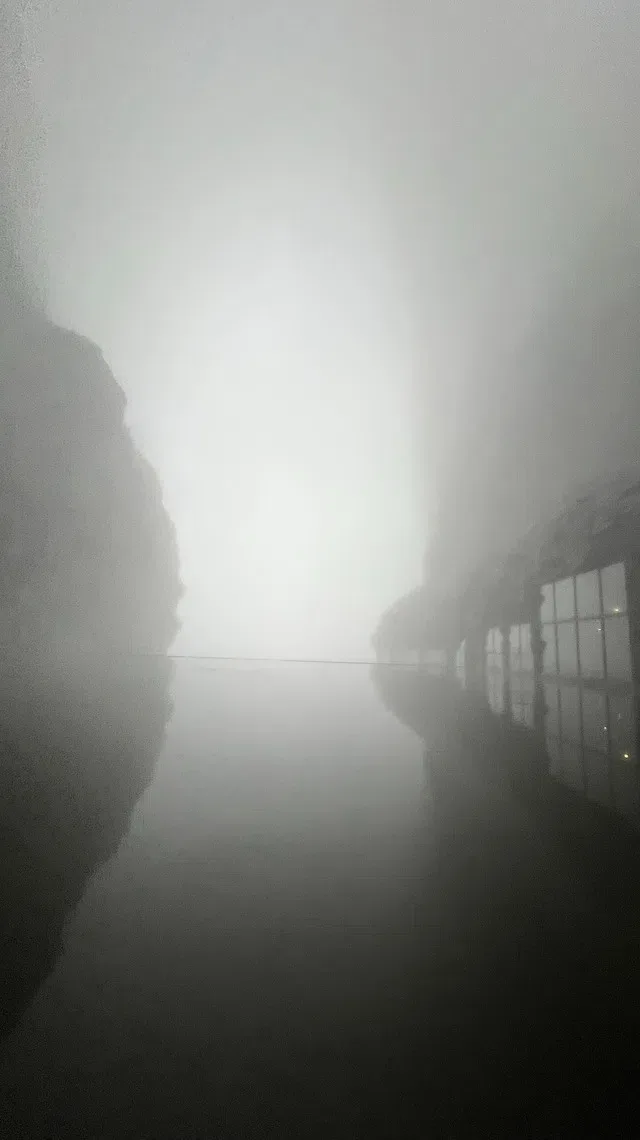 浓雾中的天门洞
