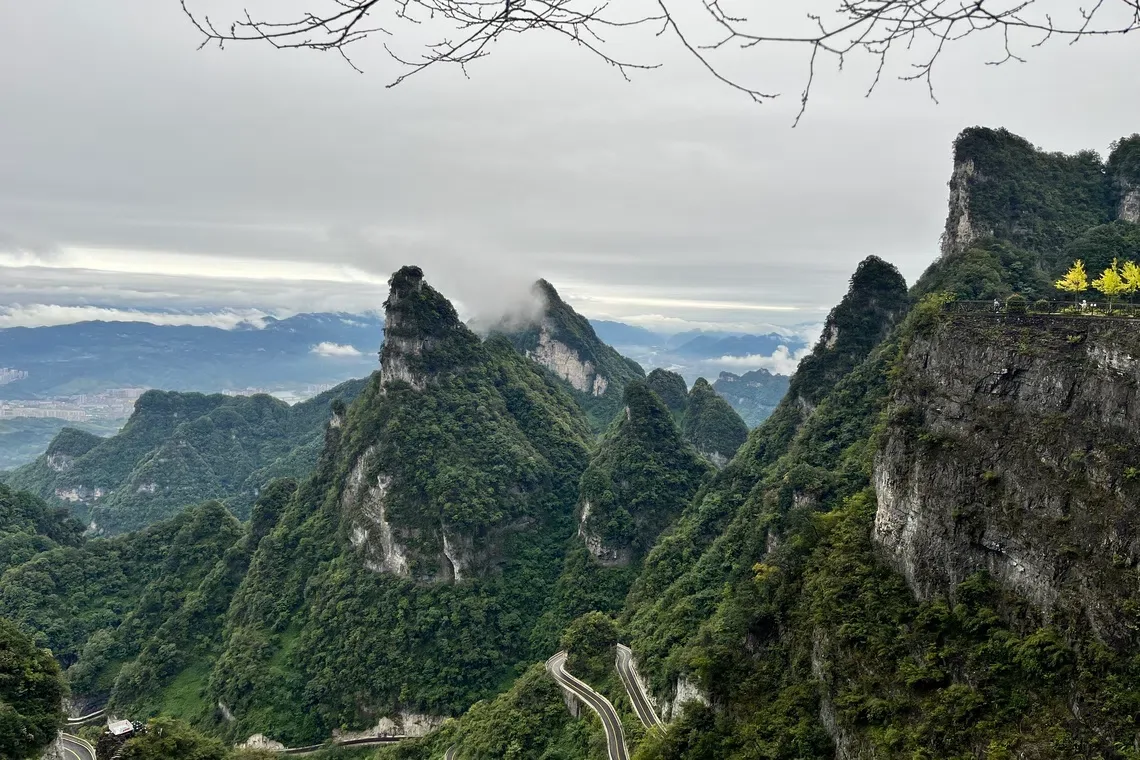 天门山俯瞰十万大山