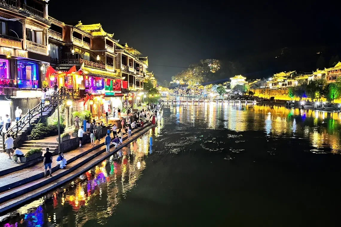 夜晚的凤凰古城灯火